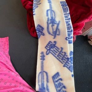 - Fleece scarf NWOT musical motif W/fringe soft warm vintage Rare
